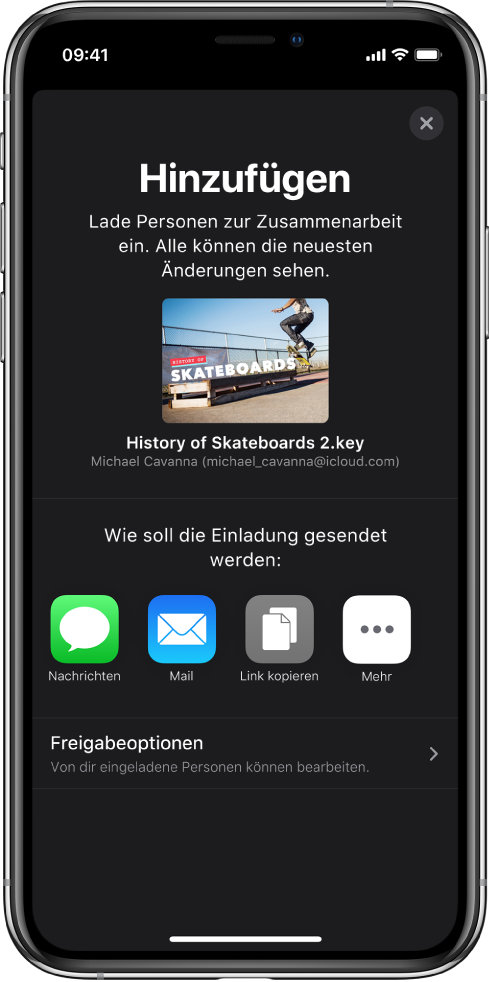 Im Bildschirm „Personen hinzufügen“ wird ein Bild der Präsentation angezeigt, die geteilt werden soll. Darunter befinden sich Tasten für die Optionen zum Senden der Einladung, inkl. „Nachrichten“ und Mail, „Link kopieren“ und mehr. Unten im Bildschirm ist die Taste „Freigabeoptionen“.