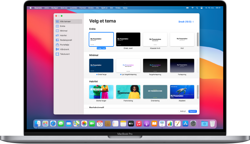 En MacBook Pro med Keynote-temavelgeren på skjermen. Alle temaer-kategorien er markert til venstre, og forhåndsdesignede temaer vises til høyre i rader etter kategori. Språk og område-lokalmenyen er nederst til venstre, og lokalmenyene Standard og Bred er øverst til høyre.