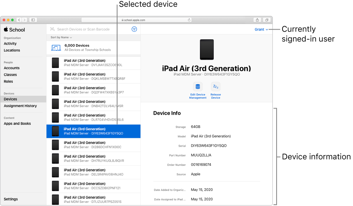 Az Apple School Manager ablaka, amelyben ki van választva az Eszközök elem az oldalsávon. Az egyik eszközt kiválasztva megjelennek az eszköz adatai.