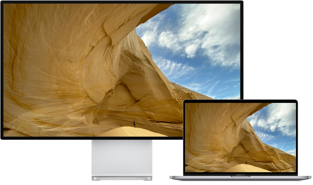 En MacBook Pro ved siden af et HD-fjernsyn, der bruges som ekstern skærm.