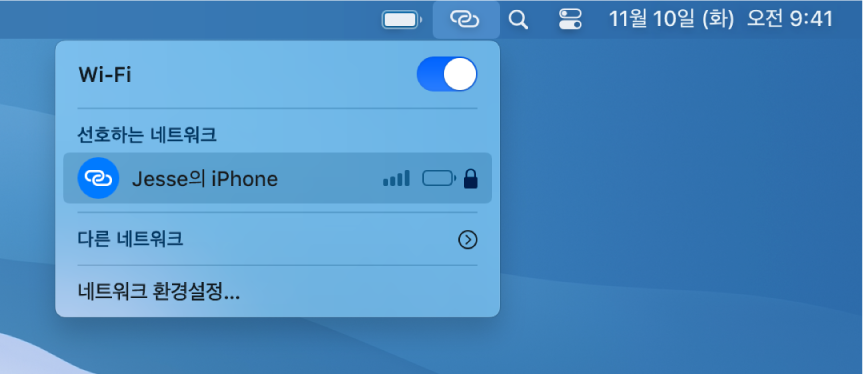 iPhone에 연결된 개인용 핫스팟을 표시하는 Wi-Fi 메뉴가 있는 Mac 화면.