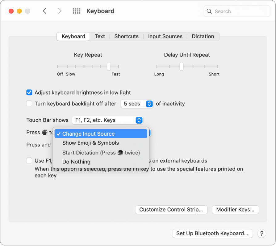 Preferenču rūts Keyboard ar nolaižamo izvēlni, kurā redzamas taustiņa Function/Globe opcijas: Change Input Source, Show Emoji & Symbols, Start Dictation un Do Nothing.