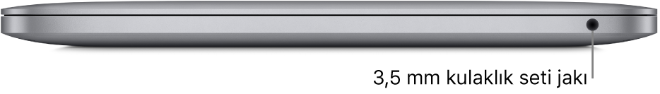 3,5 mm kulaklık jakına bir belirtme çizgisiyle birlikte Apple M1 çipli MacBook Pro’nun sağ taraftan görünümü.
