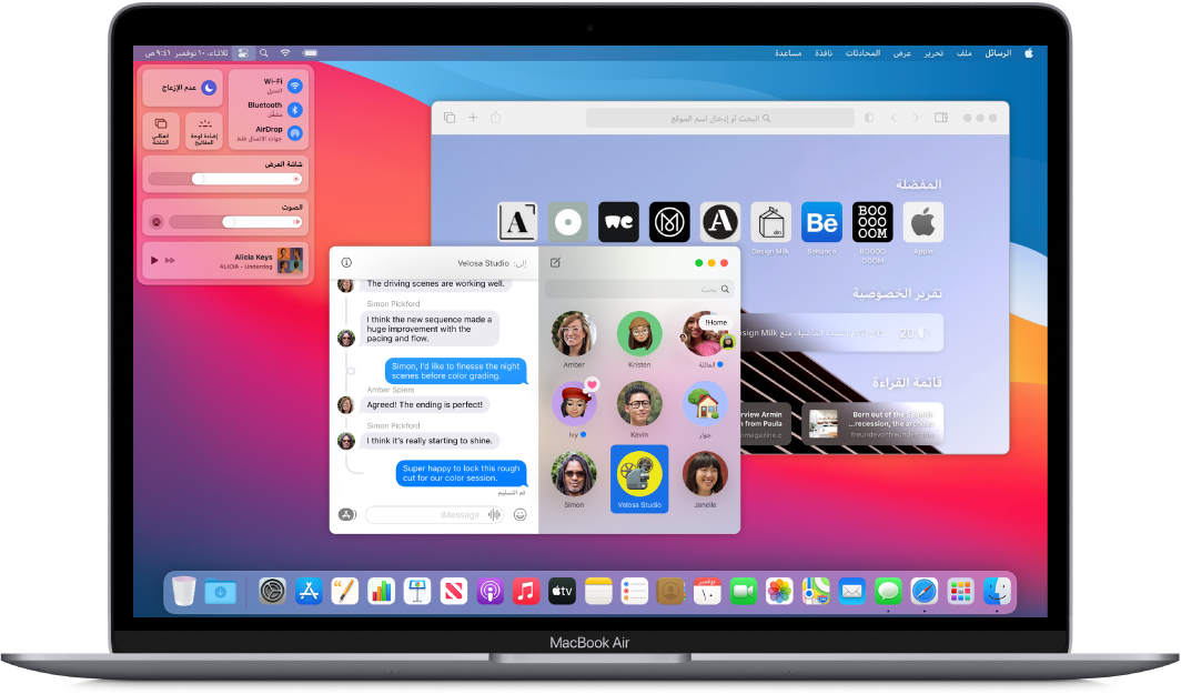 سطح مكتب MacBook Air يعرض مركز التحكم والعديد من التطبيقات المفتوحة.