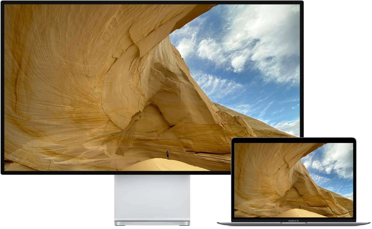 En MacBook Air ved siden af et HD-fjernsyn, der bruges som ekstern skærm.