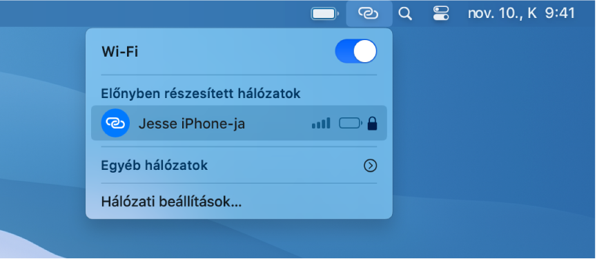 Mac gép képernyője a Wi-Fi menüvel, amelyben az látható, hogy egy iPhone egy személyes hotspothoz kapcsolódik.