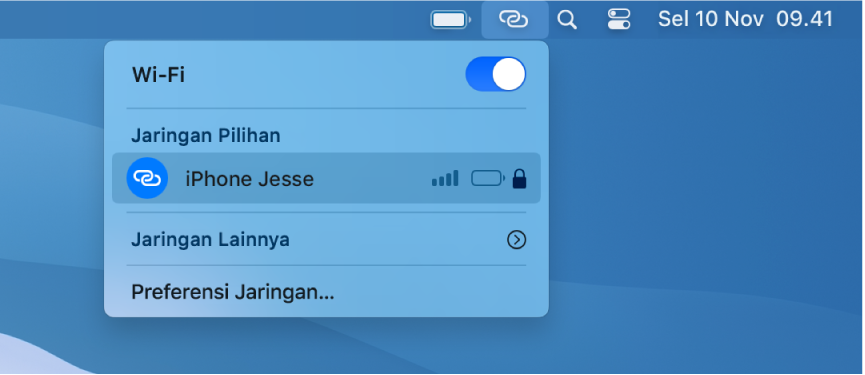 Layar Mac dengan menu Wi-Fi menampilkan Hotspot Pribadi yang terhubung ke iPhone.