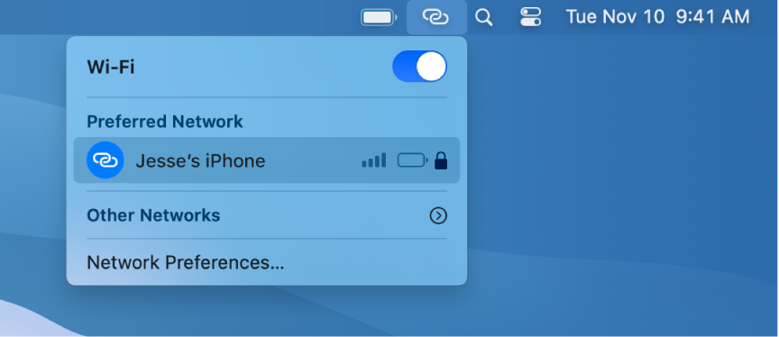 „Mac“ ekranas: „Wi-Fi“ meniu rodoma funkcija „Personal Hotspot“, prijungta prie „iPhone“.