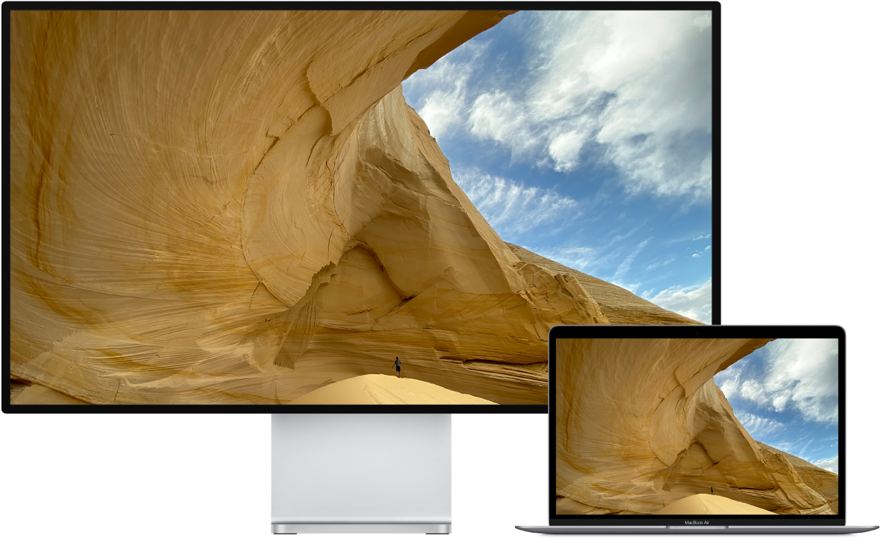 MacBook Air obok telewizora HD używanego jako monitor zewnętrzny.