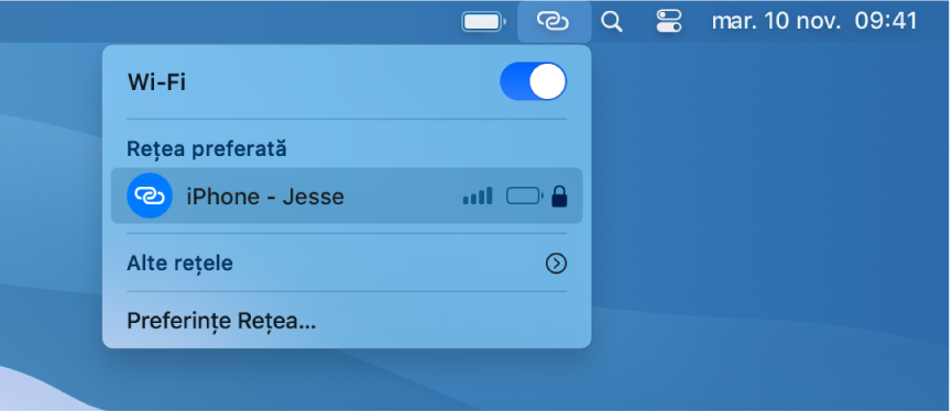Un ecran Mac cu meniul Wi-Fi afișând un hotspot personal conectat la un iPhone.
