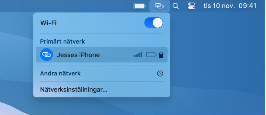 En Mac-skärm med Wi-Fi-menyn som visar en anslutning via Internetdelning på iPhone.