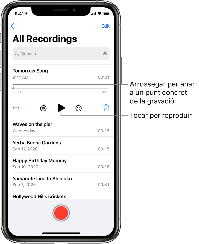 Pantalla de la llista de l’app Notes de Veu amb una gravació seleccionada a la part superior. La línia de temps de la gravació té un cursor de reproducció que pots arrossegar fins a un punt específic de la gravació. A cada extrem hi ha els temps inicial i final. A sota de la línia de temps hi ha el botó Més, que pots tocar per editar, duplicar o compartir una gravació; el botó per retrocedir 15 segons; el botó per reproduir; el botó per avançar ràpidament 15 segons, i el botó per eliminar. A sota d’aquests controls hi ha una llista de gravacions que es poden obrir tocant-les.