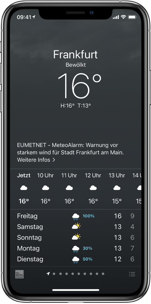 Die App „Wetter“ zeigt von oben nach unten: den Ort, eine Warnung vor einem schweren Gewitter, die aktuelle Temperatur, die Höchst- und Tiefsttemperaturen des Tages sowie ein Diagramm mit den Niederschlagsvorhersagen für die nächste Stunde. Unten auf dem Bildschirm ist die stündliche Vorhersage zu sehen, gefolgt von einer Zeile mit Punkten, die die Anzahl der Orte in der Ortsliste angibt. Unten rechts befindet sich die Taste „Städte bearbeiten“.