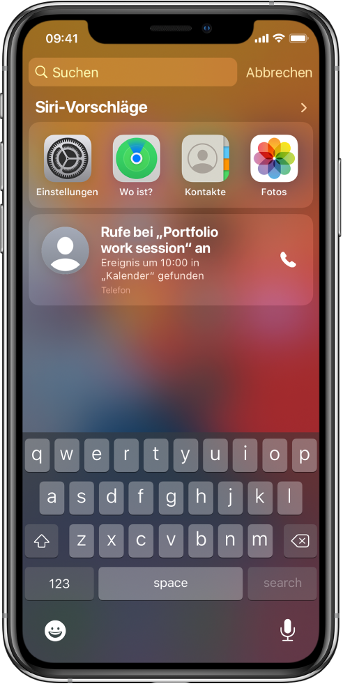 Der Sperrbildschirm auf dem iPhone. Die Apps „Einstellungen“, „Wo ist?“, „Kontakte“ und „Fotos“ sind unter „Siri-Vorschläge“ zu sehen. Unter den App-Vorschlägen befindet sich der Vorschlag, an einer Portfolio-Arbeitssitzung teilzunehmen, ein Ereignis, das im Kalender gefunden wurde.