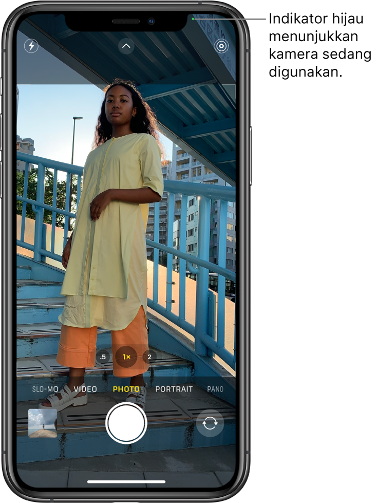 Layar Kamera dalam mode Foto. Indikator hijau di kanan atas menampilkan bahwa kamera sedang digunakan.