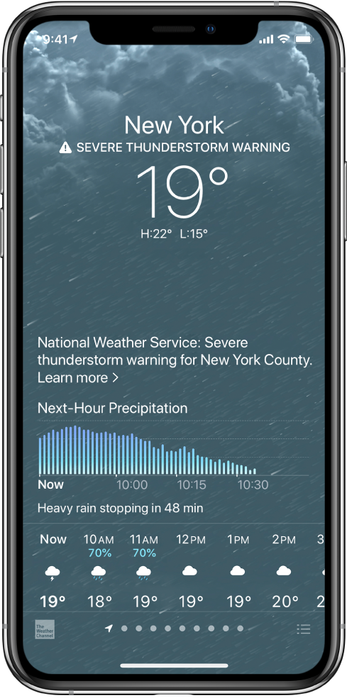 Келесілерді жоғарыдан төменге қарай көрсетіп тұрған Weather экраны: орын, қатты найзағай ескертуі, ағымдағы температура, сол күн үшін жоғары және төмен температуралар және келесі сағаттағы жауын-шашын деңгейлерін көрсететін диаграмма. Экранның төменгі жағындағы — сағаттық ауа райы болжамы, одан кейін орындар тізімінде орындар санын көрсететін нүктелер жолы. Төменгі оң жақ бұрыштағы — Edit Cities түймесі.