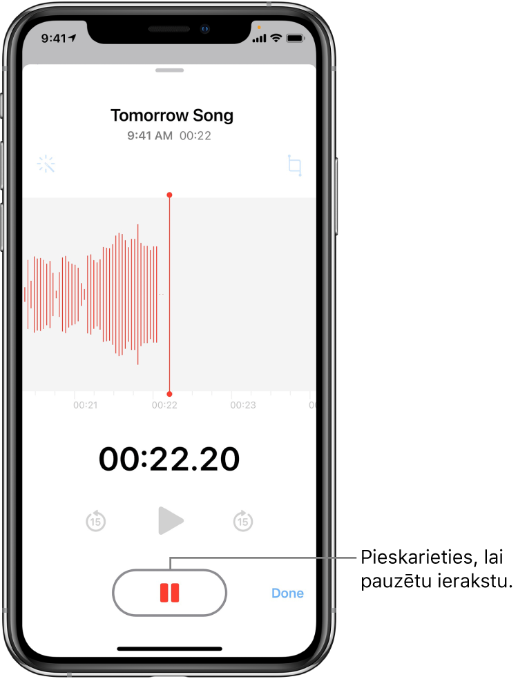 Ekrāns Voice Memos, kurā redzams notiekošs ieraksts, aktīva poga Pause un aptumšota atskaņošanas vadīkla, vadīkla pāriešanai uz priekšu par 15 sekundēm un vadīkla pāriešanai atpakaļ par 15 sekundēm. Ekrāna galvenajā daļā ir redzama notiekošā ieraksta skaņas līkne, kā arī laika norāde. Augšējā labajā stūrī ir oranžs Microphone in Use indikators.
