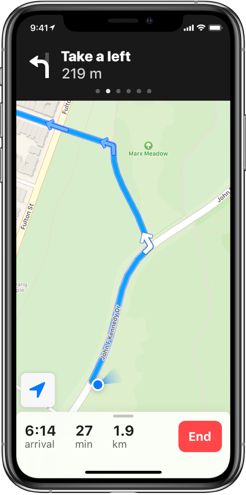 Mapa mostrando uma rota de carro. Na parte superior da tela, um banner indica quando virar à esquerda. O botão Fim aparece na parte inferior da tela.