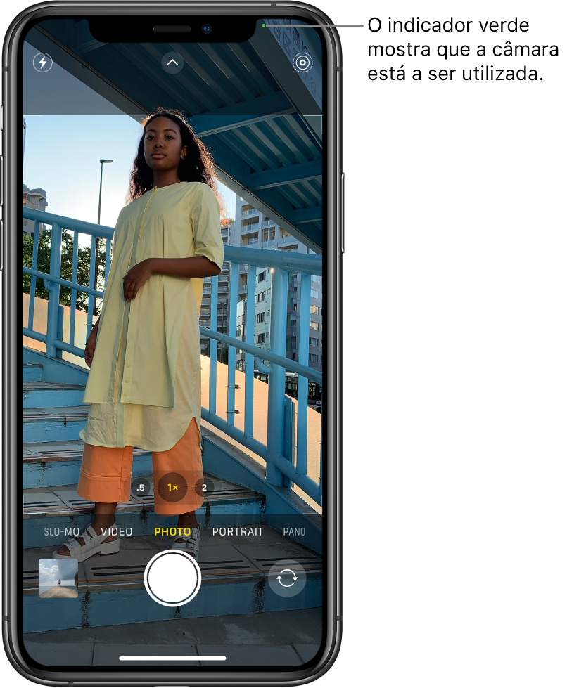 Ecrã da Câmara no modo Fotografia. O indicador verde na parte superior direita mostra que a câmara está em utilização.