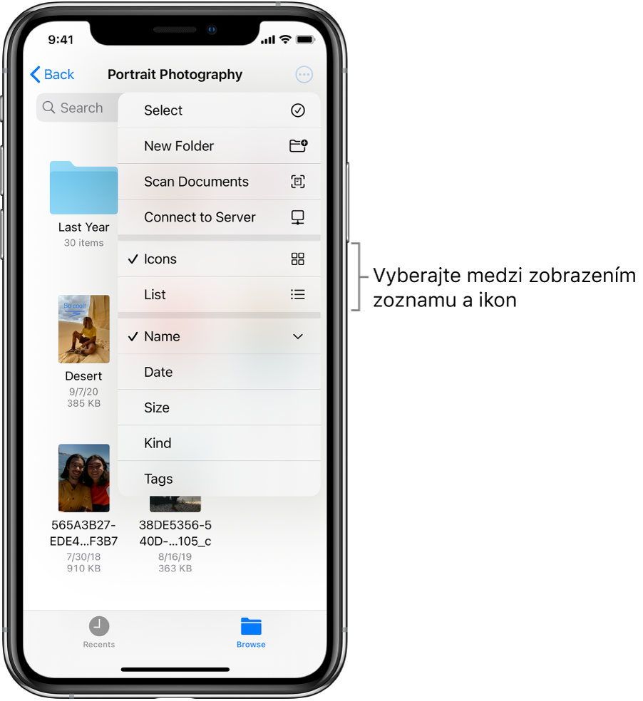 Umiestnenie v iCloud Drive určené pre fotografické súbory. Položky sú usporiadané podľa názvu a tvoria ich priečinok s názvom Prestavba chaty a šesť dokumentov: Zastávka v púšti, Karen – modré pozadie, Pri jazere, Listy s tieňami, Marek vo vzduchu a Susan – zelené pozadie. V pravom hornom rohu sa nachádza tlačidlo na prepínanie medzi zobrazením zoznamu a ikon.