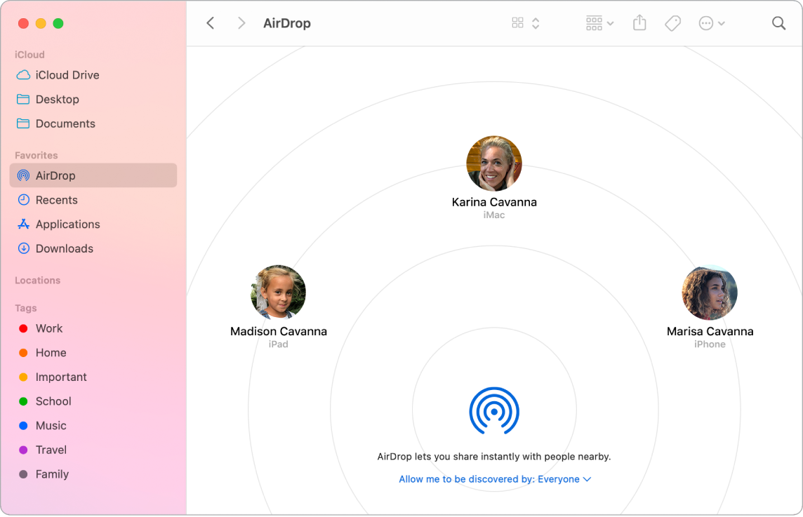 نافذة Finder مع تحديد AirDrop في قسم المفضلة من الشريط الجانبي.