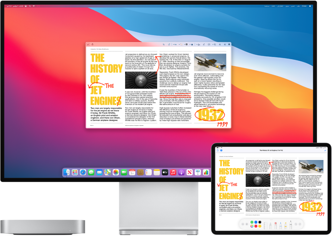 كمبيوتر Mac mini وجهاز iPad جنبًا إلى جنب. تعرض كلتا الشاشتين مقالة مغطاة بتعديلات حمراء بخط اليد، مثل جمل متداخلة وأسهم وكلمات مضافة. يحتوي الـ iPad أيضًا على عناصر تحكم في التوصيف في أسفل الشاشة.
