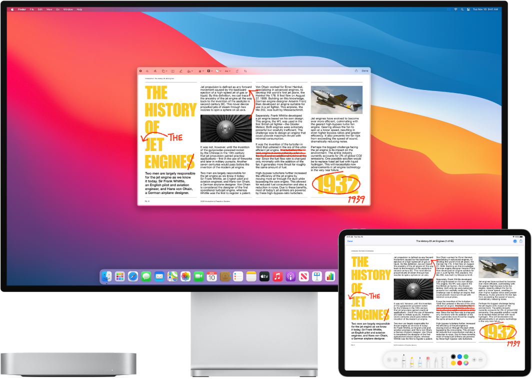 En Mac mini og en iPad står ved siden af hinanden. Begge skærme viser en artikel dækket af håndskrevne røde redigeringer, f.eks. overstregede sætninger, pile og tilføjede ord. iPad har også markeringsmuligheder nederst på skærmen.