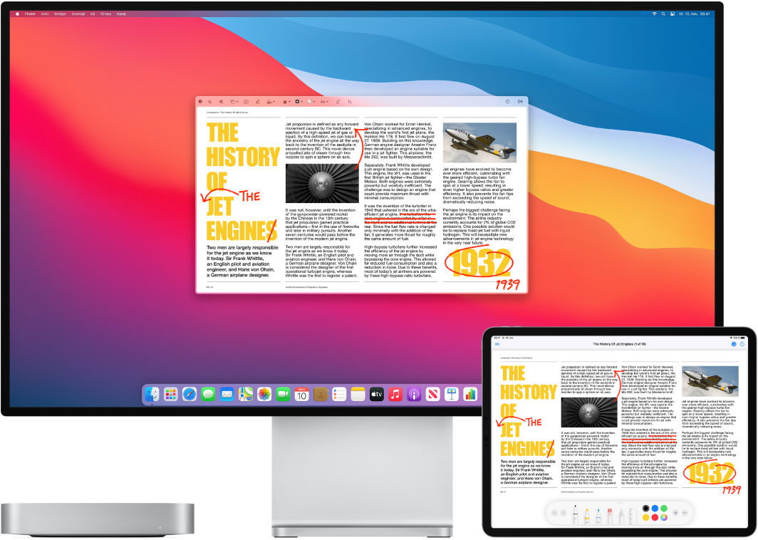 En Mac mini og en iPad står ved siden af hinanden. Begge skærme viser en artikel dækket af håndskrevne røde redigeringer, f.eks. overstregede sætninger, pile og tilføjede ord. iPad har også markeringsmuligheder nederst på skærmen.