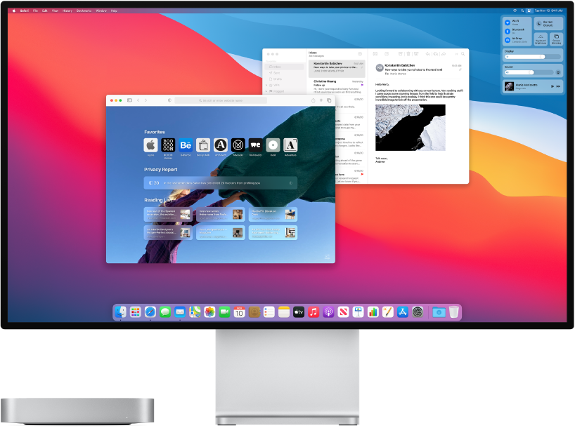 Bir ekranın yanında Mac mini.