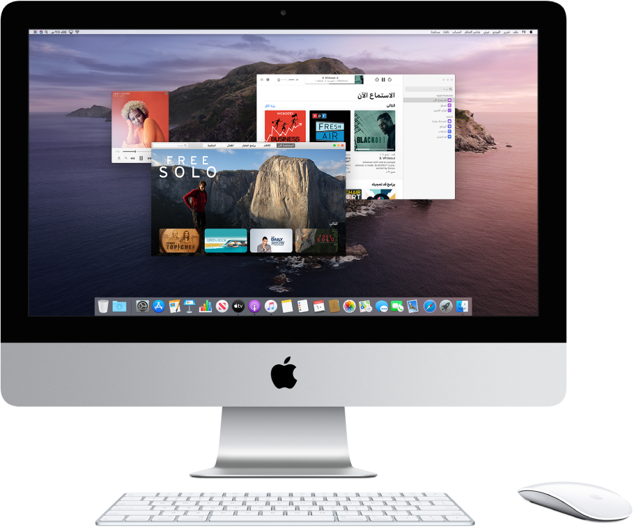 سطح مكتب iMac مفتوحة عليه نوافذ لتطبيقات الموسيقى و TV والبودكاست.