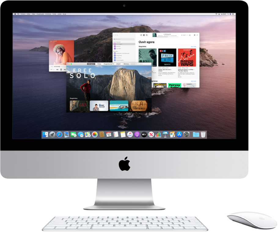 Uma secretária do iMac com as janelas de Música, TV e Podcasts abertas.