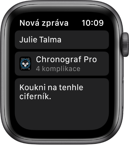 Displej Apple Watch se zobrazenou zprávou se sdíleným ciferníkem. Nahoře je uvedeno jméno příjemce, pod ním název ciferníku a ještě níže text zprávy: „Koukni na tenhle ciferník.“