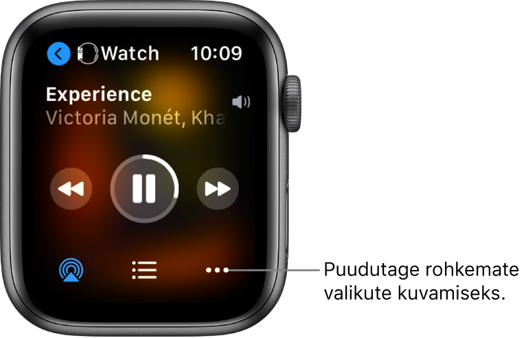 Kuva Now Playing ülemises vasakus servas on Watch, millel on vasakule osutav nool, mis viib seadme kuvasse. Selle all kuvatakse loo ja esitaja nime. Keskel asuvad taasesituse juhikud. All on nupud AirPlay, More Options ja lugude loend.