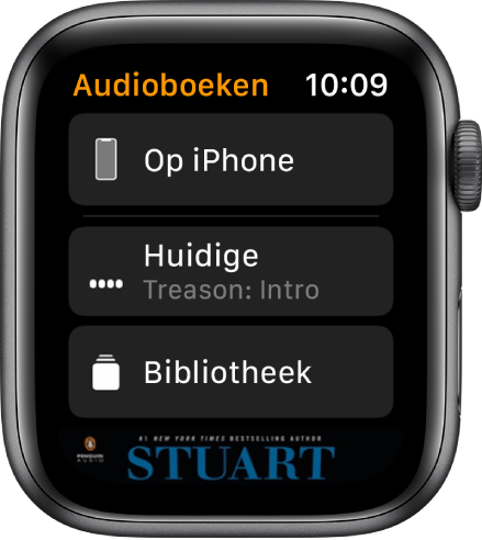 De Apple Watch met het Audioboeken-scherm, met bovenin de knop 'Op iPhone', daaronder de knoppen 'Huidige' en 'Bibliotheek', en onderin een deel van de kaftillustratie van een audioboek.
