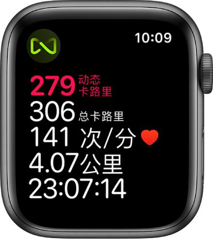 显示跑步机体能训练详细信息的“体能训练”屏幕。左上角的符号表示 Apple Watch 已无线连接到跑步机。