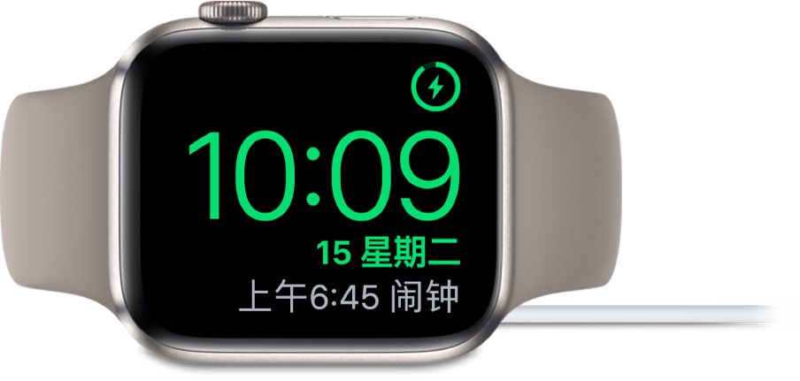 Apple Watch 放置一旁并充电时,屏幕右上角显示充电符号,在其下方显示当前时间及下一个闹钟时间。