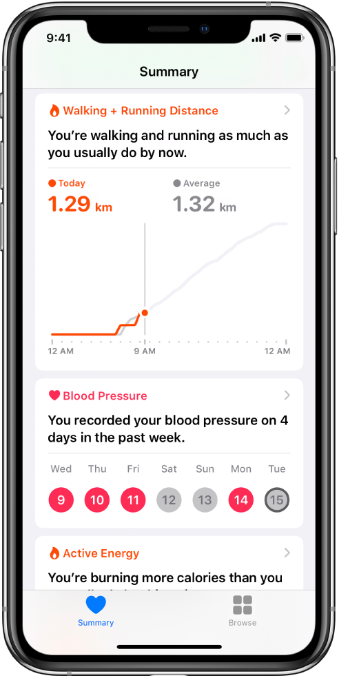 Pantalla Resum que mostra estadístiques com ara la distància caminant o corrent aquell dia, i el nombre de dies de l’última setmana en què s’ha enregistrat la pressió arterial.