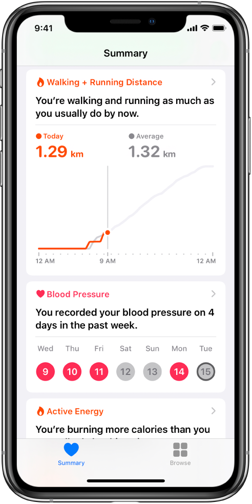 Pantalla de resumen mostrando lo destacado, que incluye la distancia de carrera y caminata del día, y la cantidad de días de la semana pasada que se registró la presión sanguínea.