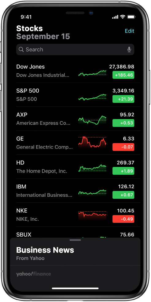 Una lista de seguimiento mostrando varias acciones. Cada acción en la lista muestra, de izquierda a derecha, el símbolo y nombre de la acción, una gráfica de rendimiento, el precio la acción y los cambios en su precio. En la parte superior de la pantalla, arriba de la lista de seguimiento, está el campo de búsqueda. Debajo de la lista de seguimiento está Business News. Desliza hacia arriba sobre Business News para ver artículos.