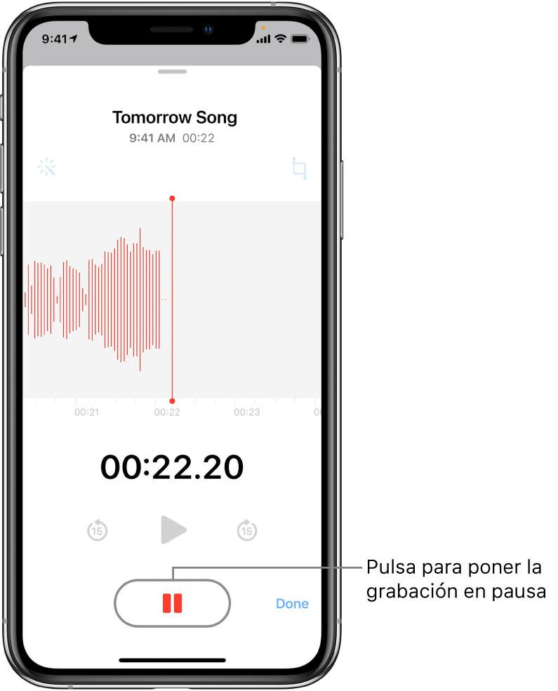 Pantalla de Notas de Voz con una grabación en proceso, con un botón Pausa activo y controles atenuados para reproducir, avanzar rápido 15 segundos y retroceder 15 segundos. La parte principal de la pantalla muestra la forma de onda de la grabación en curso, junto con el indicador de tiempo. El indicador naranja “Micrófono en uso” aparece en la esquina superior derecha.