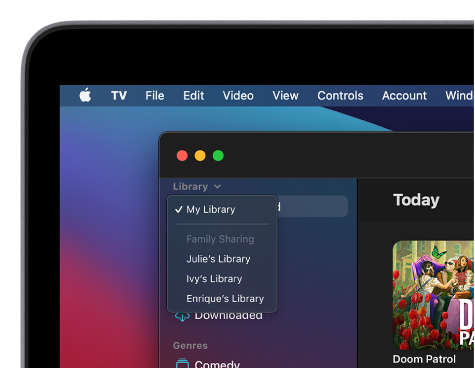 L’écran de la bibliothèque de l’app Apple TV avec les bibliothèques des membres de la famille qui sont affichées dans la barre latérale.