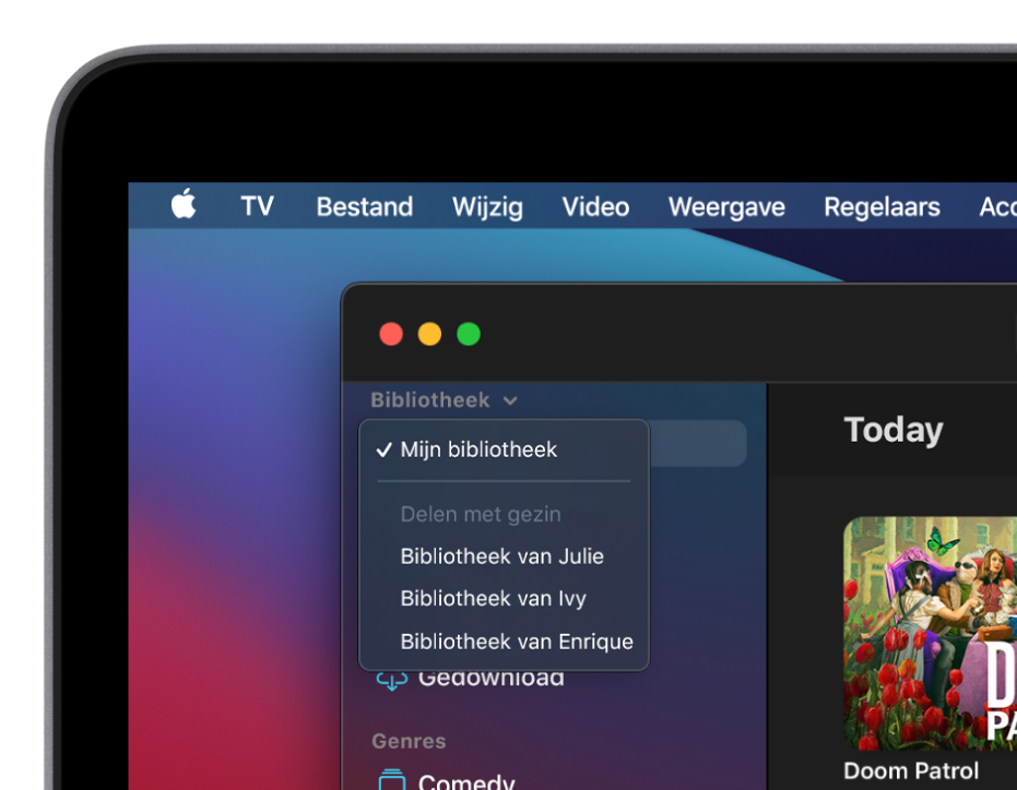 Het scherm 'Bibliotheek' van de Apple TV-app met in de navigatiekolom de bibliotheken van gezinsleden.