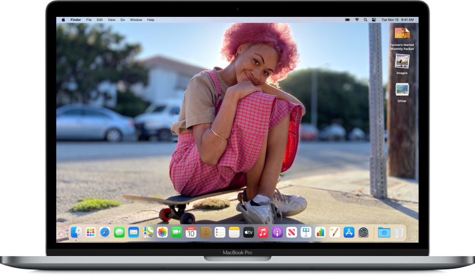 El escritorio de una Mac mostrando la imagen de un escritorio personalizado, con el Dock a lo largo de la parte inferior de la pantalla y varios documentos en el borde derecho de la pantalla.