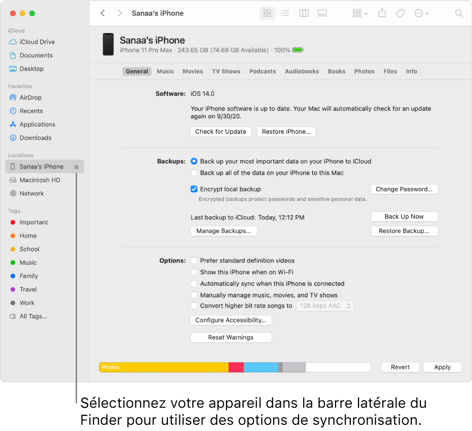 Un appareil sélectionné dans la barre latérale du Finder et les options de synchronisation s’affichant dans la fenêtre.
