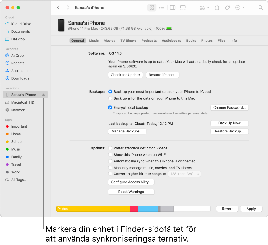En enhet är markerad i Finder-sidofältet, och synkroniseringsalternativ visas i fönstret.