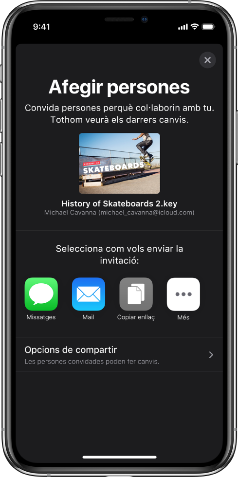 Pantalla “Afegir persones”, que mostra una imatge de la presentació que s’ha de compartir. A sota hi ha els botons amb maneres d’enviar la invitació, com ara l’app Missatges i el Mail, “Copiar l’enllaç” i Més. A la part inferior hi ha el botó “Opcions de compartir”.