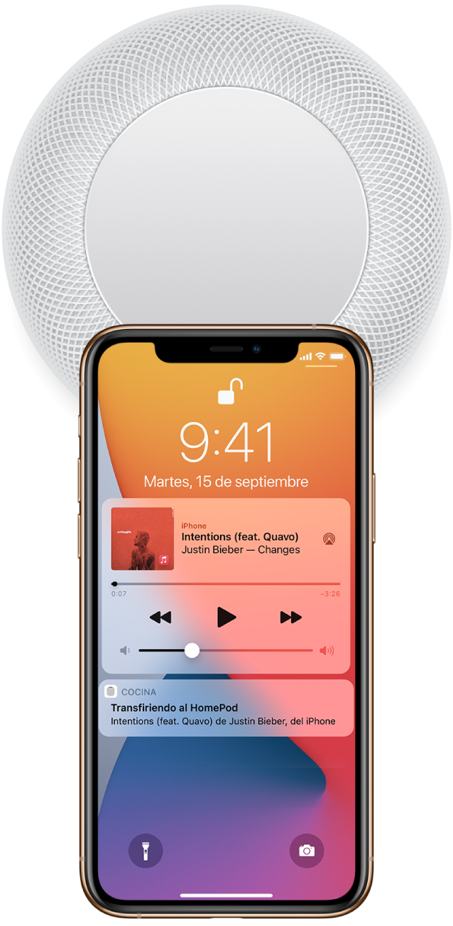 En la pantalla del iPhone, se está reproduciendo una canción. El iPhone está cerca de la parte superior del HomePod y se muestra una alerta que indica que la reproducción de la canción se está pasando al HomePod.