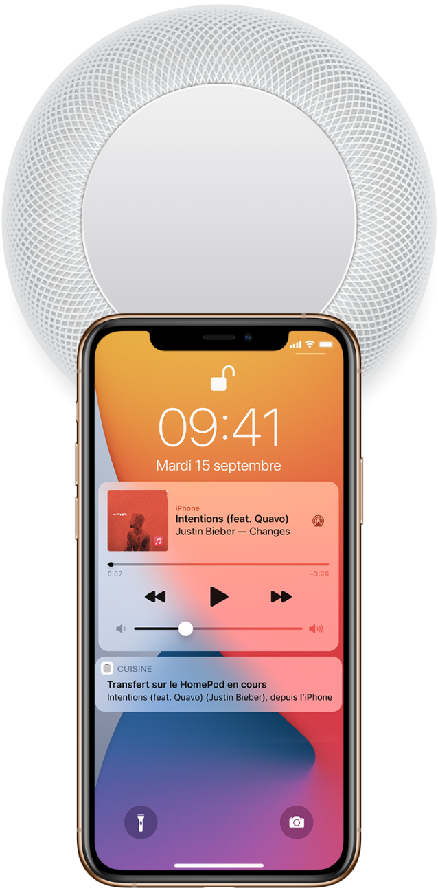 Sur l’écran d’un iPhone, un morceau est en cours de lecture. L’iPhone se trouve à proximité du sommet du HomePod et une alerte indique que le morceau se transfère vers le HomePod.