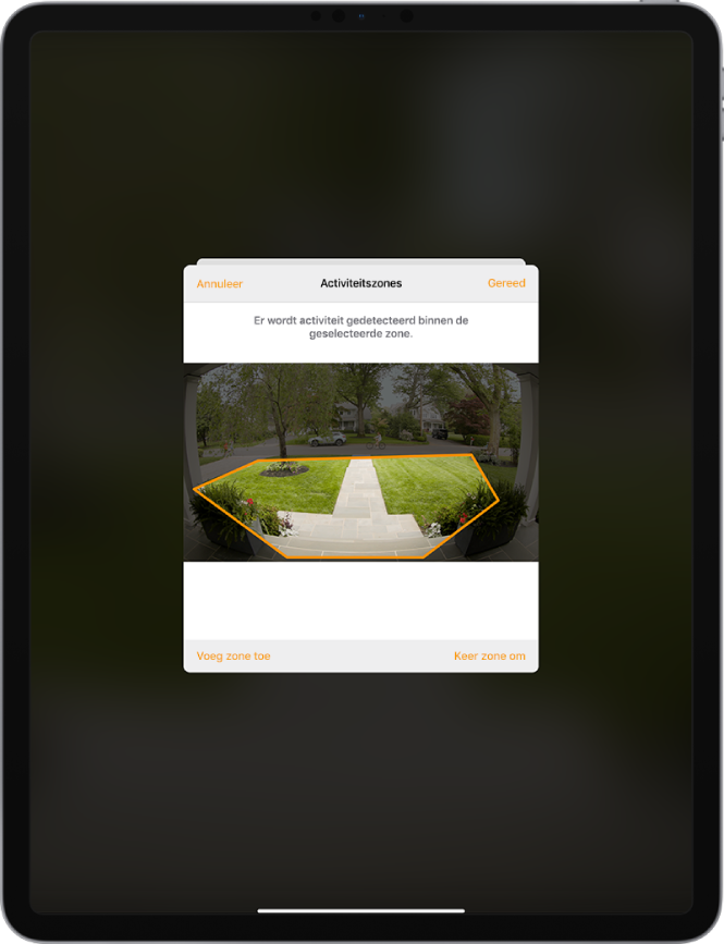 Het iPad-scherm met een activiteitszone in een foto die door een deurbelcamera is gemaakt. De activiteitszone omvat een veranda en een pad naar de voordeur, maar niet de straat en de oprit. Boven de foto staan de knoppen 'Annuleer' en 'Gereed'. Eronder staan de knoppen 'Voeg zone toe' en 'Keer zone om'.