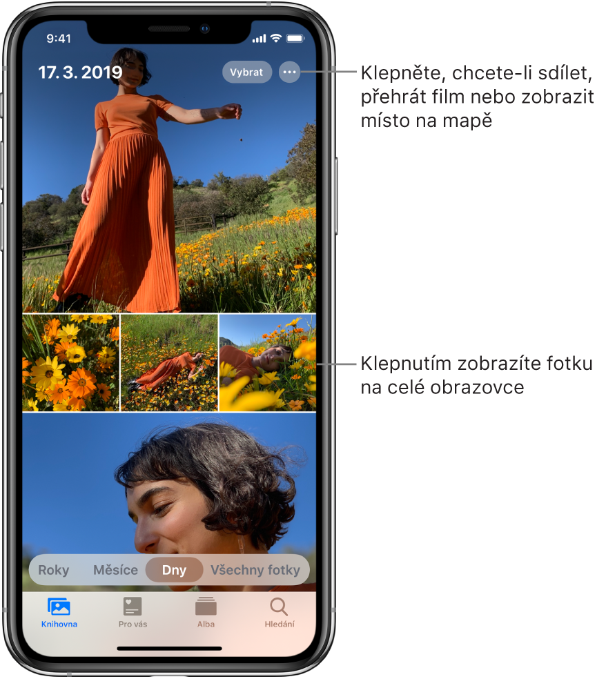 Knihovna fotek v zobrazení Dny. Obrazovka je zaplněna výběrem miniatur fotografií. Vlevo nahoře na obrazovce je vždy uvedeno datum a místo pořízení fotky. Vpravo nahoře jsou vidět tlačítka Vybrat a Další volby pro sdílení fotek a zobrazení podrobností. Pod miniaturami se nacházejí volby pro zobrazení knihovny fotek s uspořádáním Roky, Měsíce, Dny nebo Všechny fotky. Podél dolního okraje se zobrazují panely Knihovna, Pro vás, Alba a Hledat.